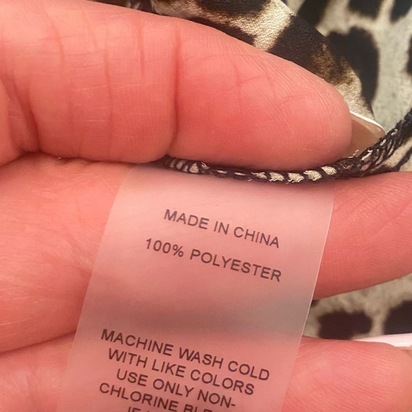 Vince Camuto Women’s Sleeveless Leopard Animal Print VNeck Blouse New size large - Picture 7 of 12